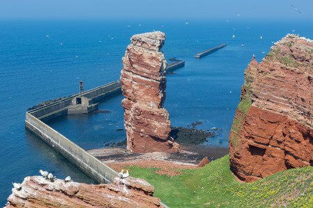 Rings um die Nordsseinsel Helgoland stehen drei Offshore-Windparks.