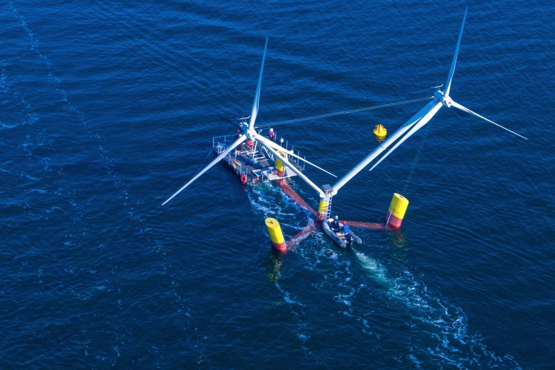 Das Floating-Wind-Modell Nezzy2 wird von einem Boot an seinen Bestimmungsort in der Ostsee gezogen. Dort wird die Floating-WInd-Technologie erprobt.